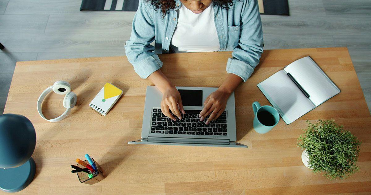 英語の勉強をしているイメージ