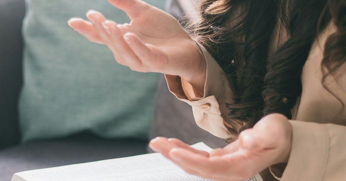 一人で英語で独り言をしているイメージ