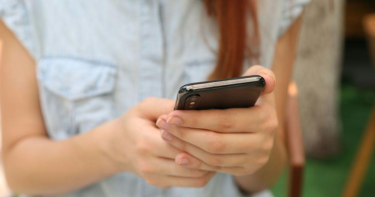 無料英会話アプリを使っているイメージ