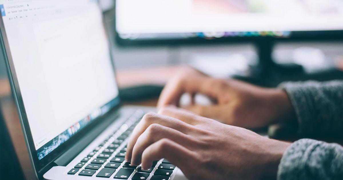 ビジネス英語で謝罪メールを書いているイメージ