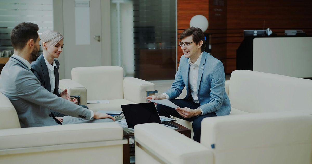 丁寧な敬語で英語を話しているイメージ