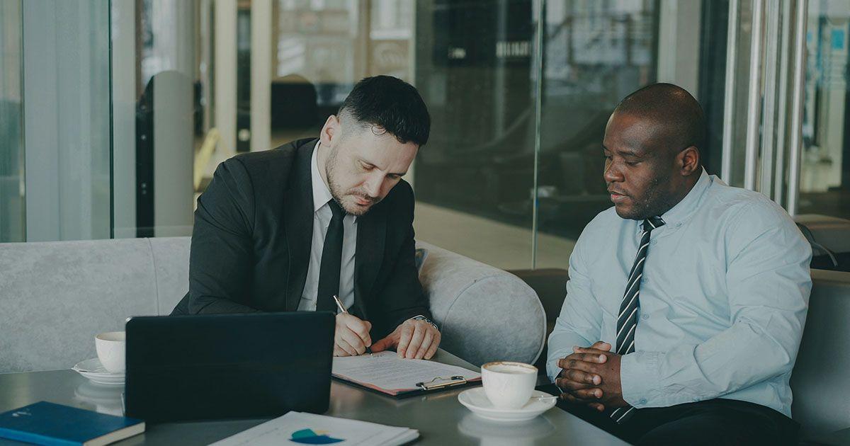 英語で商談・営業をしているイメージ