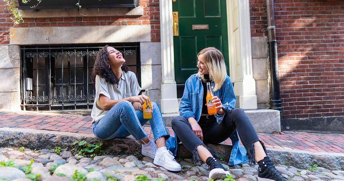 英語の短縮形と省略で会話しているイメージ