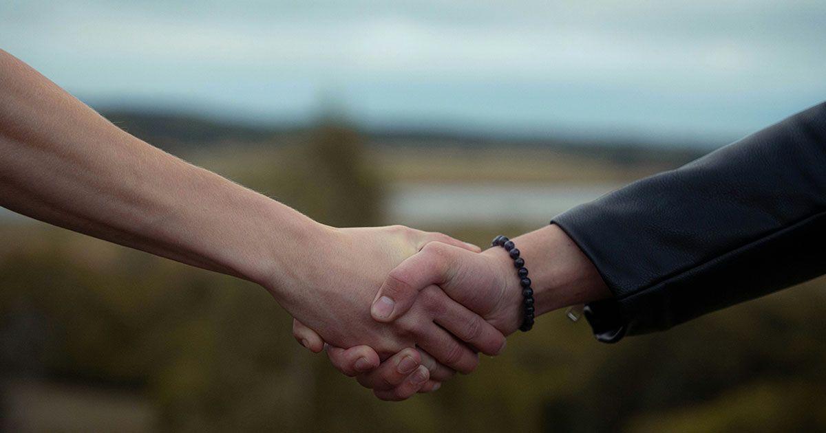 初対面で英語で会話しているイメージ