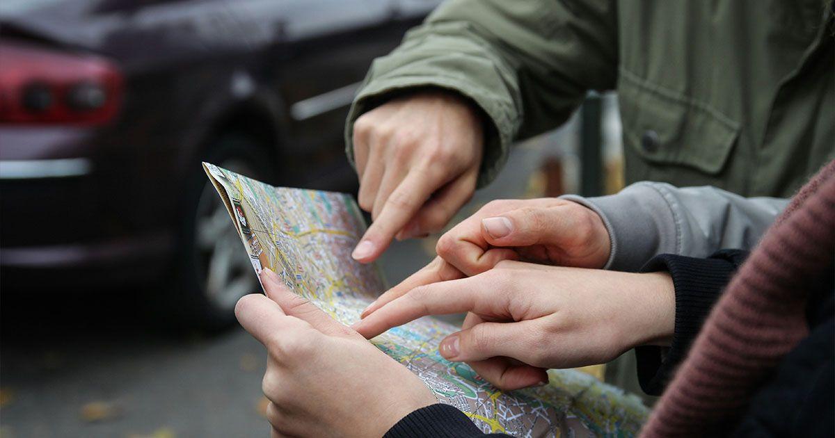 英語で道案内をしているイメージ