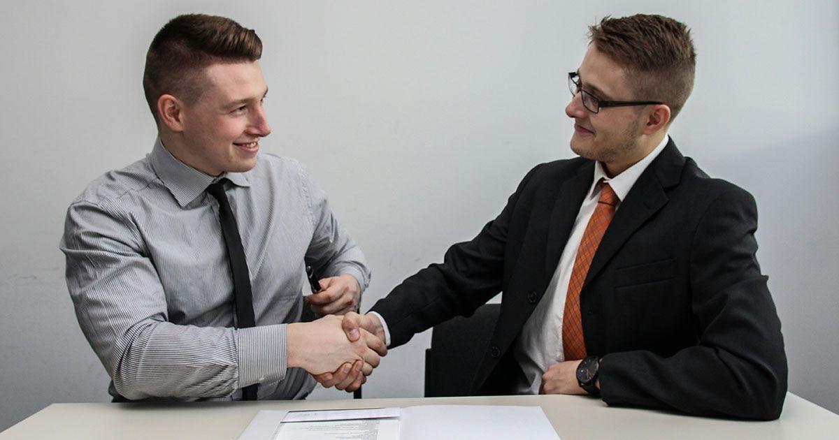 英語で交渉しているイメージ