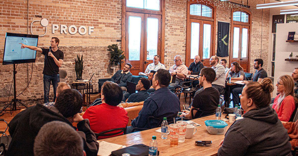 英語でプレゼンをしているイメージ