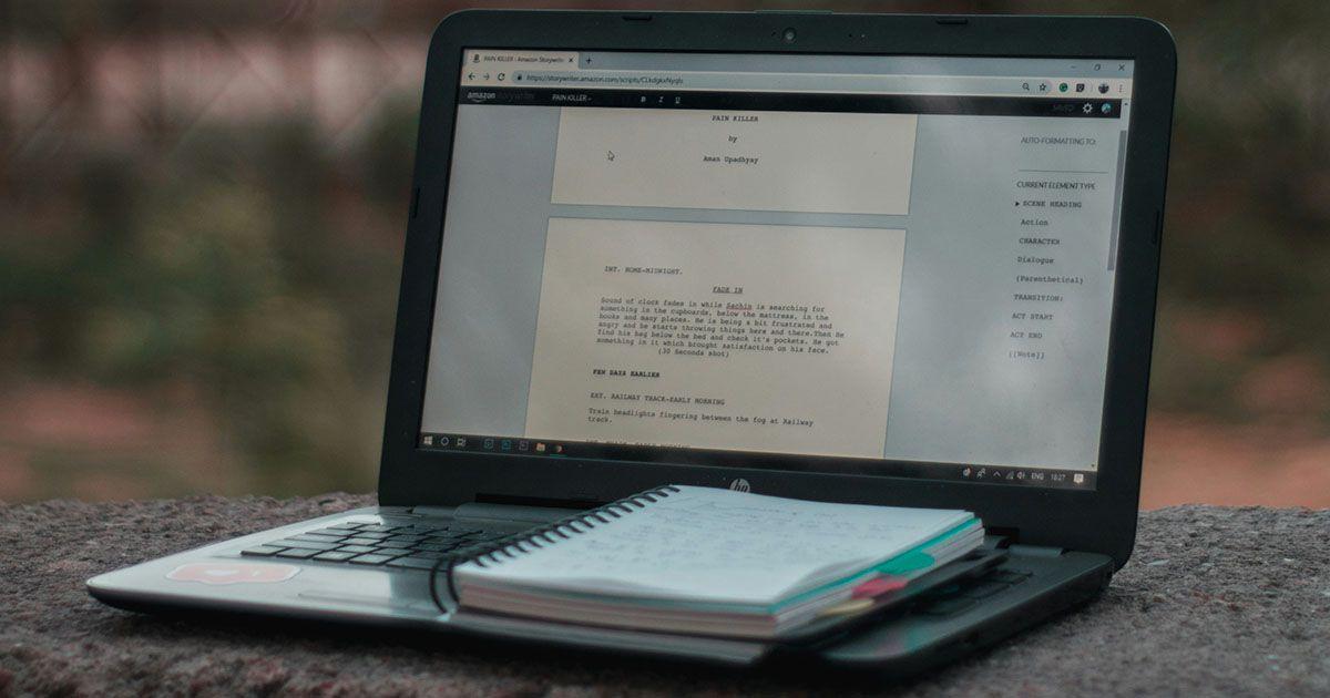 英語のカンマを書いているイメージ