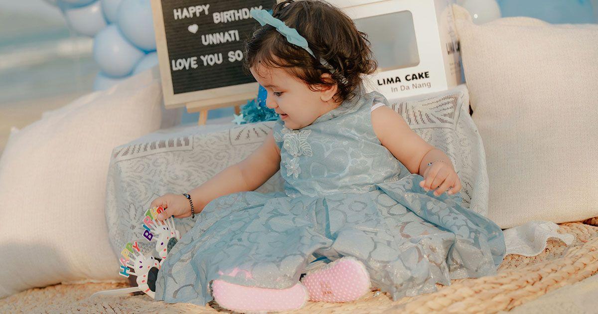 英語で誕生日メッセージを書いているイメージ