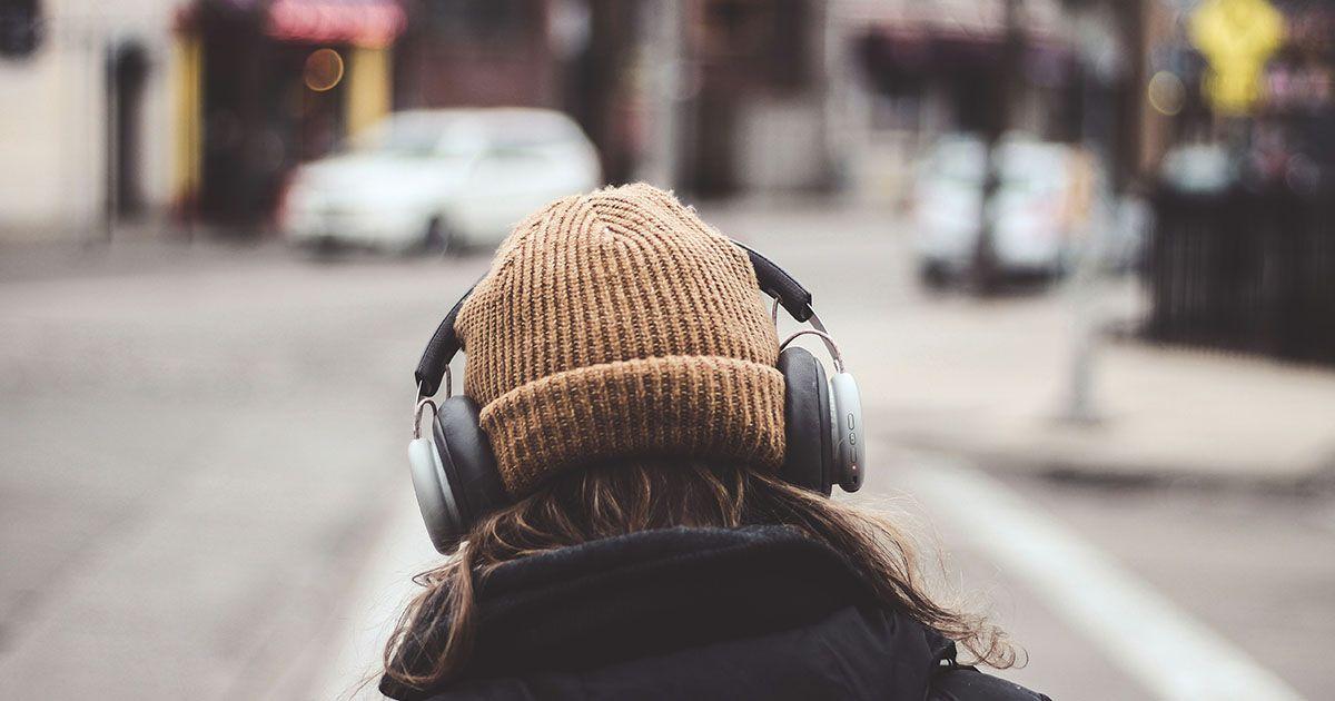 英語の歌詞を聴いているイメージ