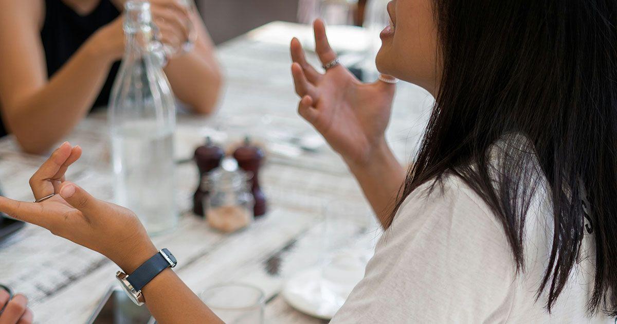 英語のTHを発音練習しているイメージ