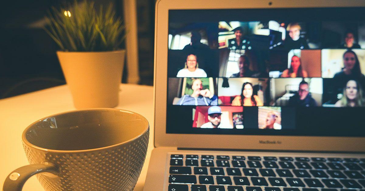 英語でオンライン会議をしているイメージ