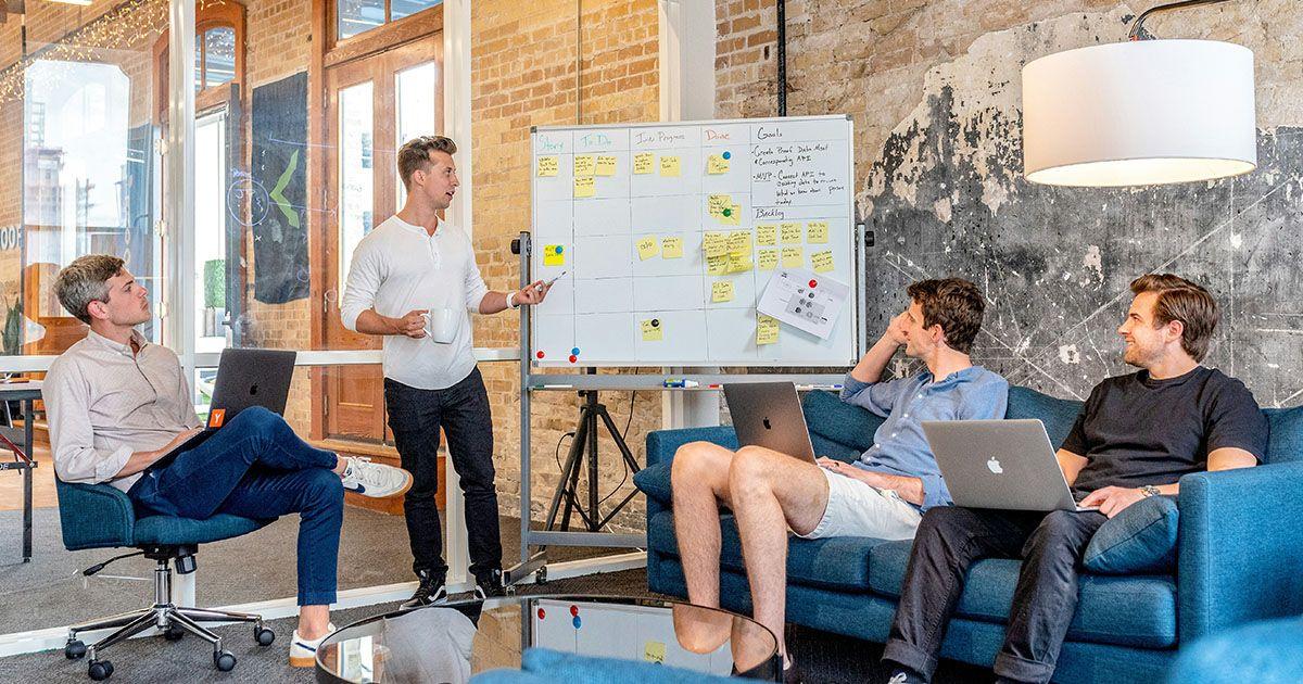 英語でのプレゼンで要約しているイメージ