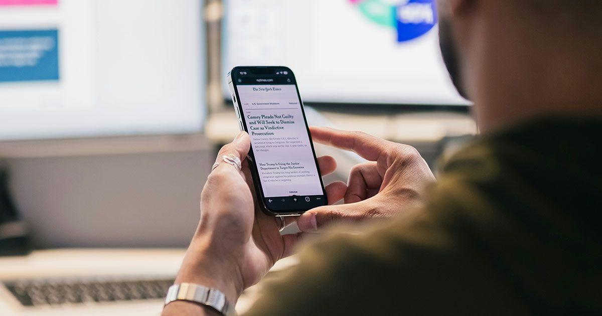 英語でニュースを読んでいるイメージ