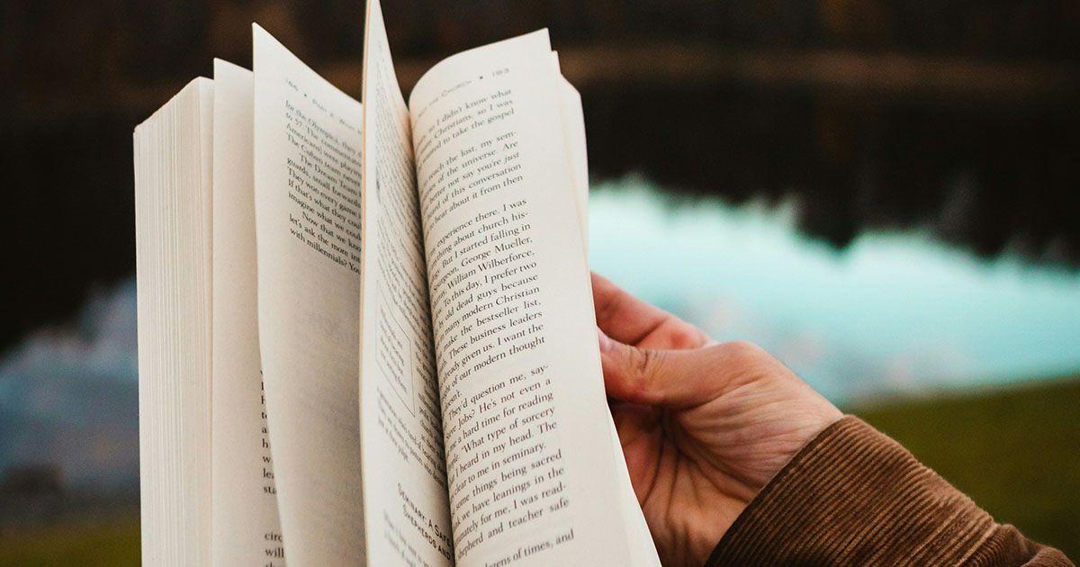 英語の小説を読んでいるイメージ