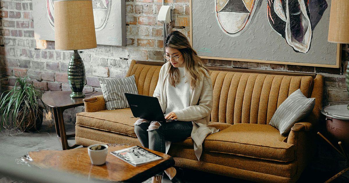 ビジネスメールを送っているイメージ