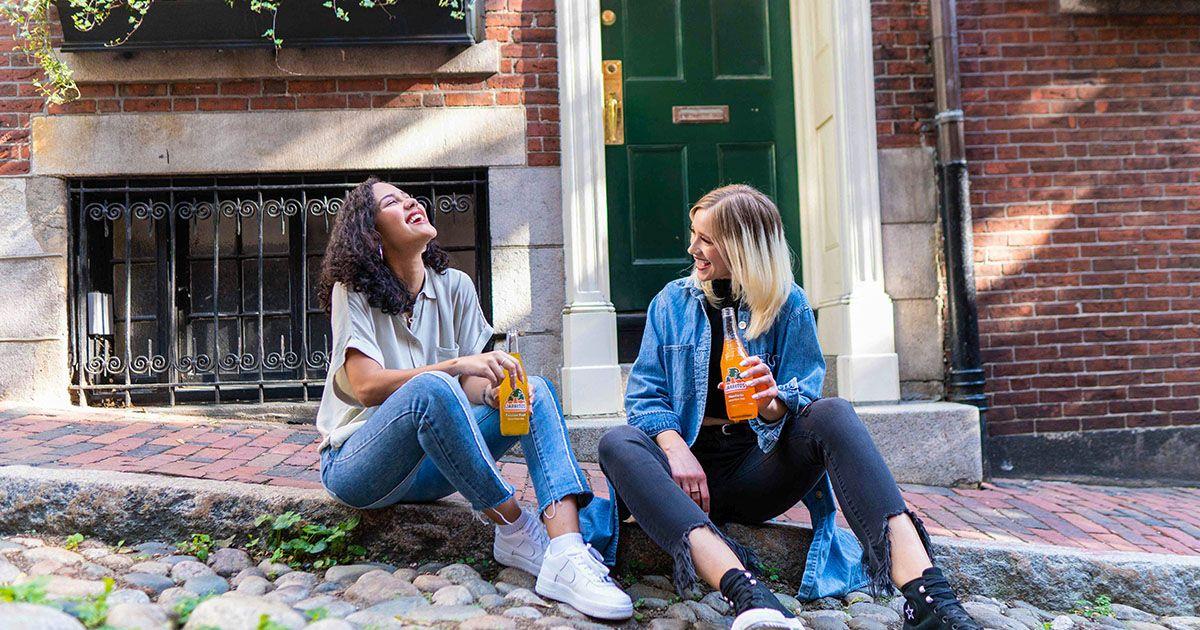 英語でスモールトークをしているイメージ