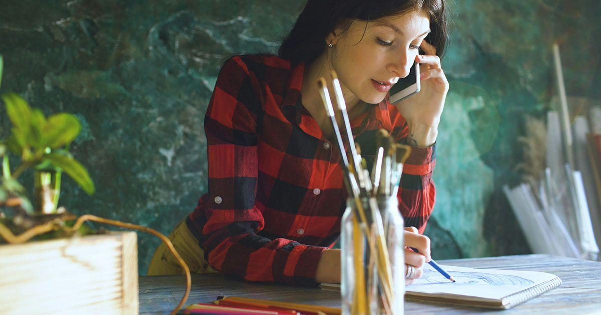 電話で英語を話しているイメージ