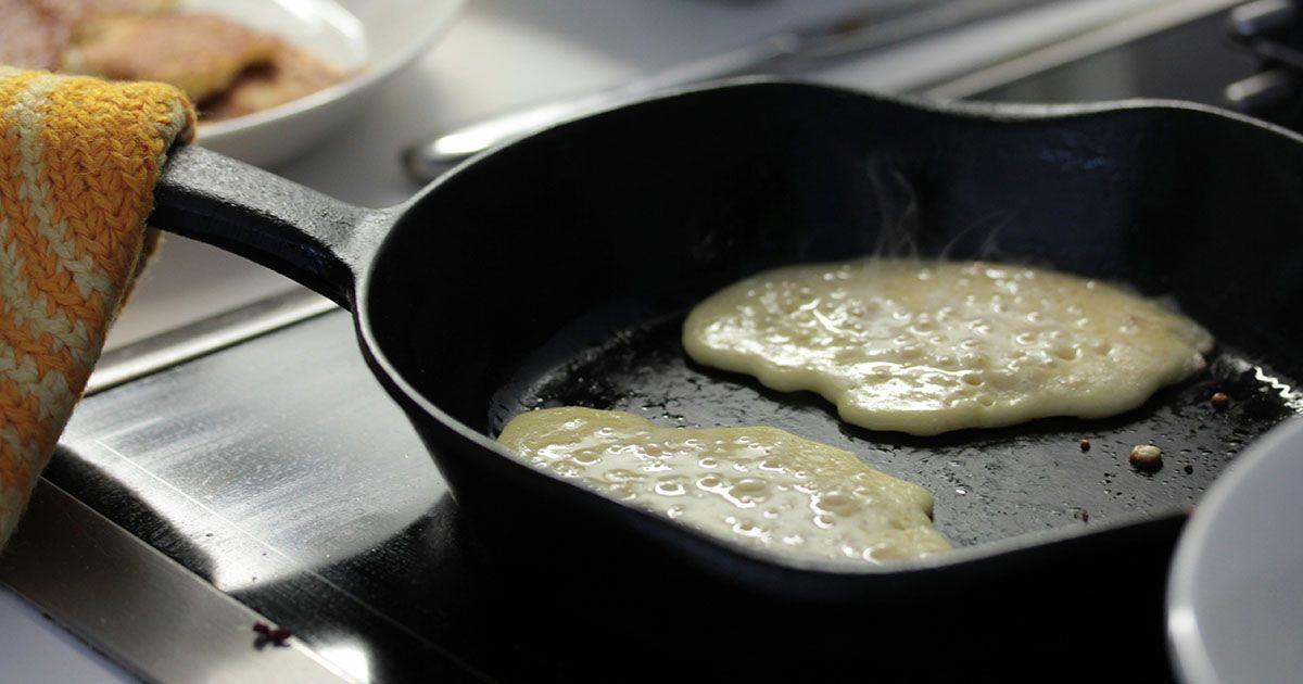 パンケーキをturn overしているイメージ