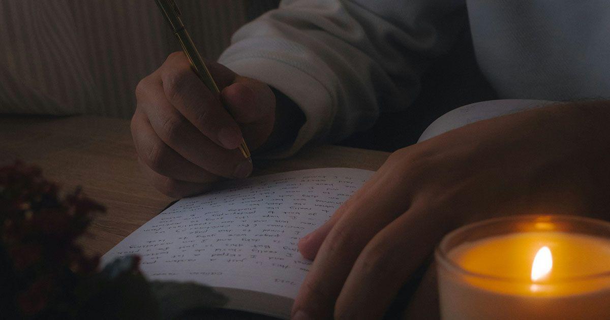 英語でセミコロン・コロンを書いているイメージ