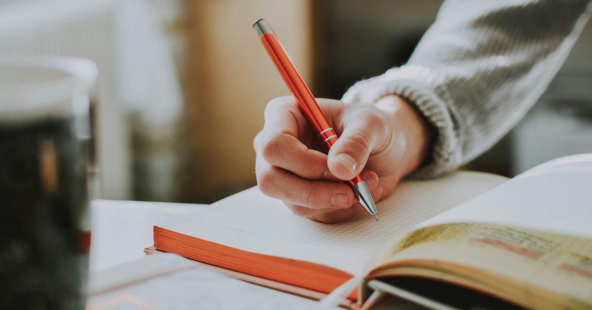 英語でパラグラフを書いているイメージ