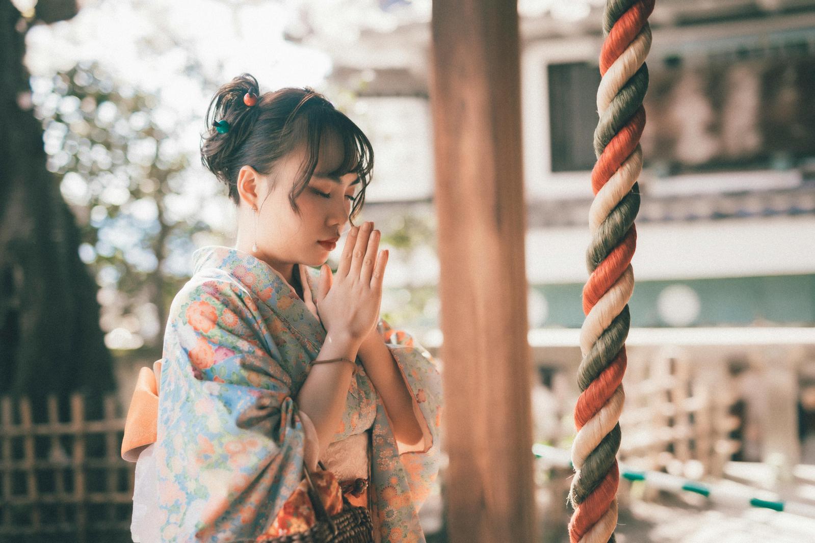 A girl praying at a shrine (Pexels: Nguyen Hung)