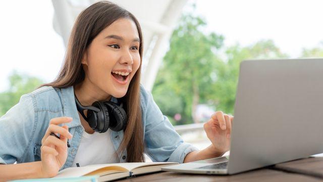 woman learning portuguese