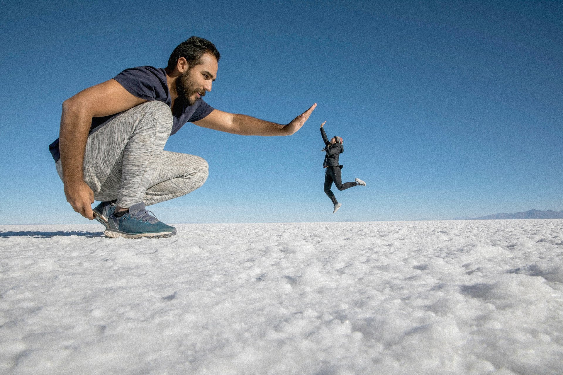 An image of a man giving a woman a high-five, a non-verbal way to say 'totally' in English
