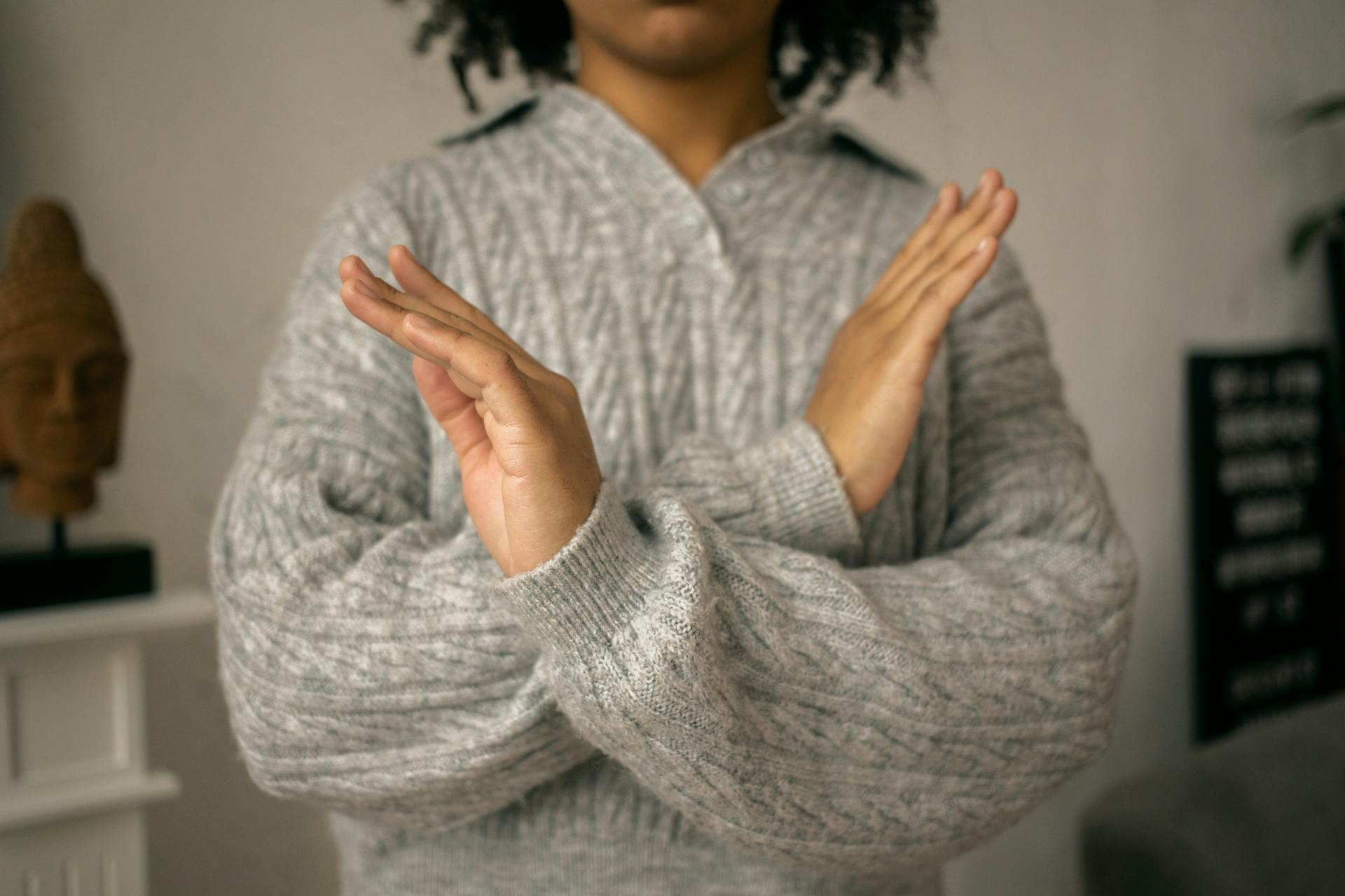 A native Spanish speaker crossing her arms, saying no—don't make these mistakes, friend.